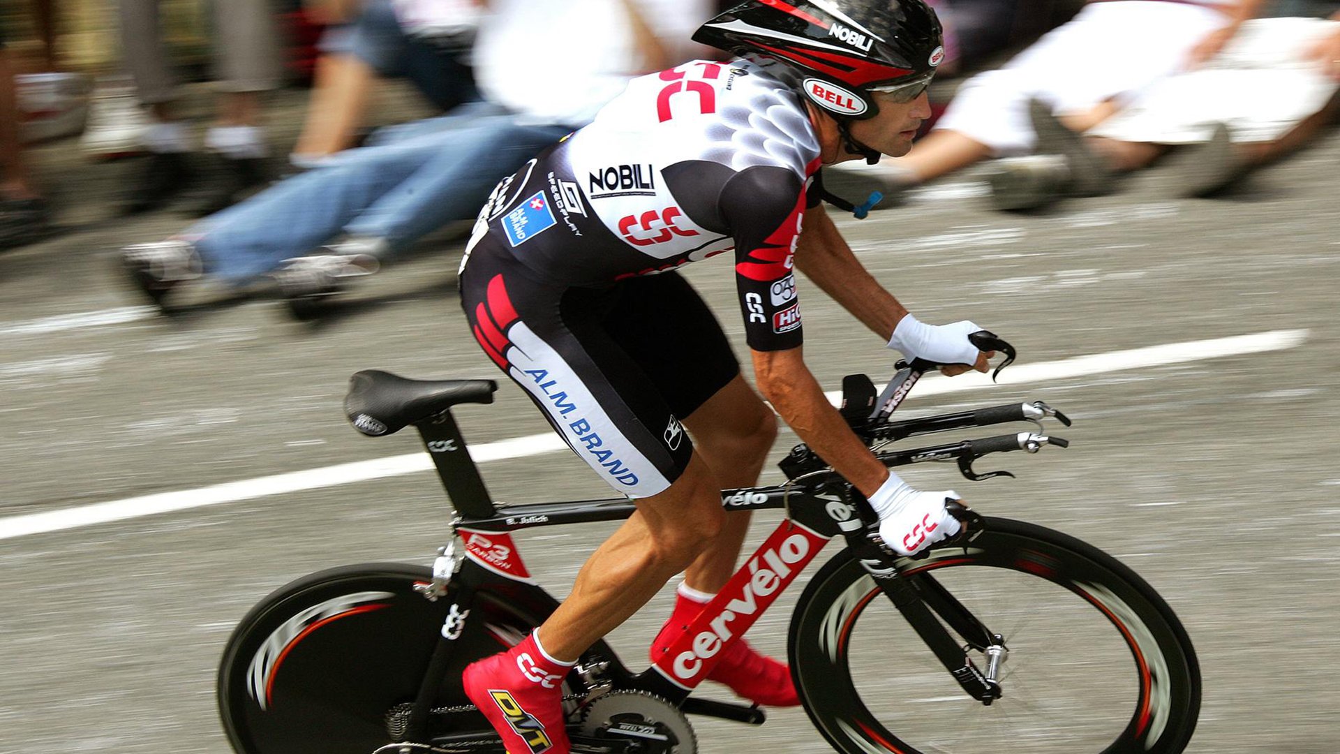 城市夜间篮球赛吸引大量年轻群众,焕发城市青春活力,夜晚篮球场的照片真实